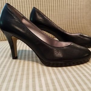Anne Klein 'Wystere' Black Leather Pump - 6M
